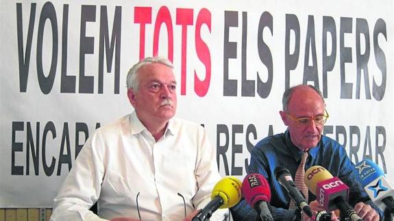 Toni Strubell y Josep Cruanyes comparecen en una rueda de prensa de la Comisión de la Generalitat. 