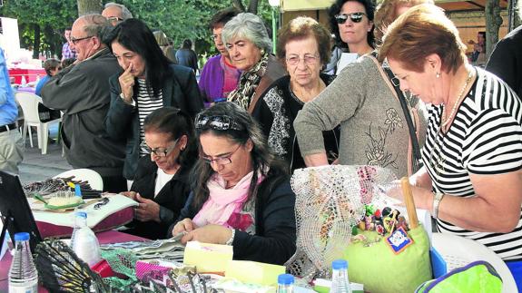 Un momento de la feria, ayer, en los paseos de San Francisco. 