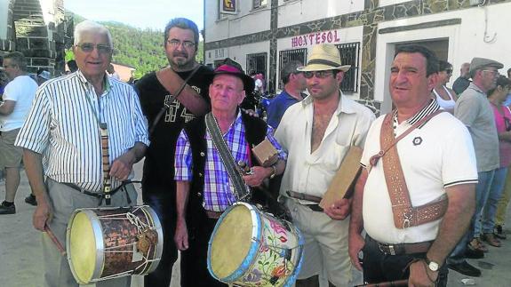 Alberto Vela, segundo por la izquierda, posa junto a otros participantes del certamen celebrado en Casares de las Hurdes.