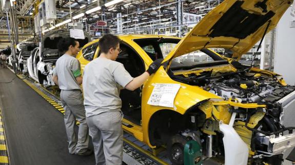 Línea de montaje del Renault Mégane en la planta de Villamuriel de Cerrato (Palencia). / A. QUINTERO 