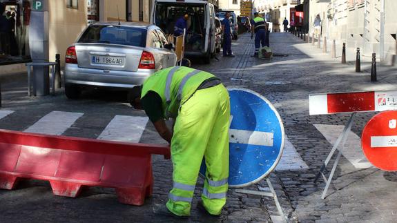 Últimos retoques a la señalización al comienzo de los trabajos en la calle Serafín.