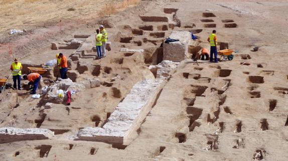 Los arqueólogos trabajan en los yacimientos encontrados, próximos a la carretera de El Campillo.