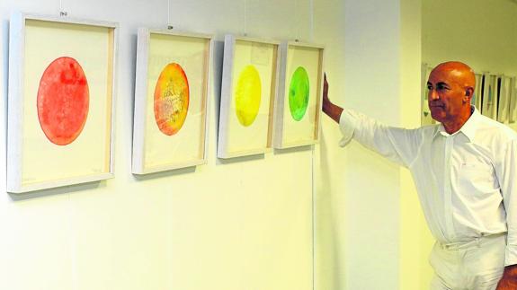 El artista Federico Osorio, junto a algunas obras, en la sala de exposiciones del campus María Zambrano. 