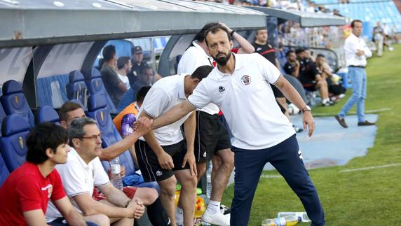 Sedano felicita a Diego Torres en el partido del ascenso en La Romareda. 