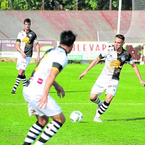 Álex González se dispone a lanzar un balón en largo en el duelo contra el Real Ávila. 