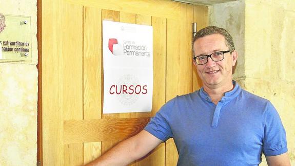 Juan Luis García Alonso posa en las dependencias del centro, ubicadas en la Hospedería Fonseca. 