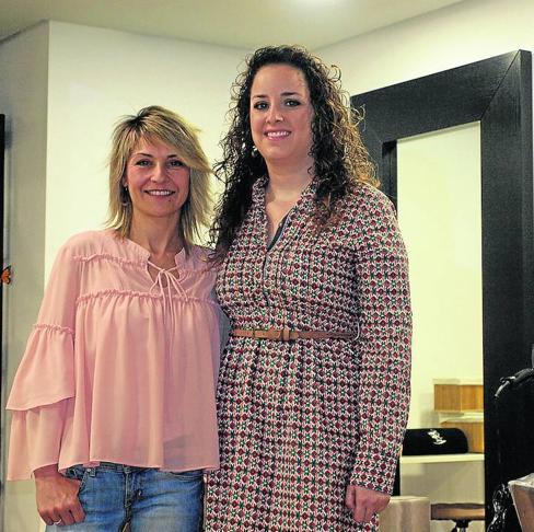 Miriam Moríñigo y Feli Pérez en su establecimiento.