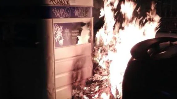 Imagen del incendio del contenedor de papel en la calle Menéndez Pelayo. ANA DEL SOL