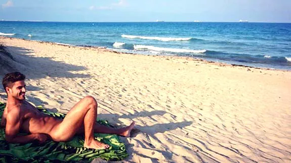 Maxi Iglesias, desnudo en la playa