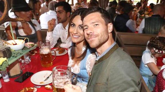 Xabi Alonso con su mujer Nagore Aramburu en el Oktoberfest. 