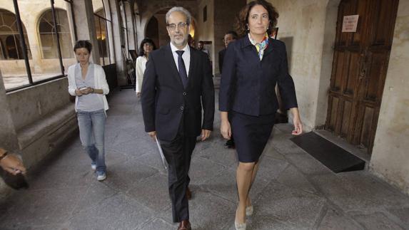 La consejera de Cultura y Turismo  García Cirac y el rector Hernández Ruipérez se dirigen al acto de inauguración del congreso internacional sobre derechos humanos. 