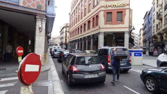 Atasco en la calle Cebadería. 