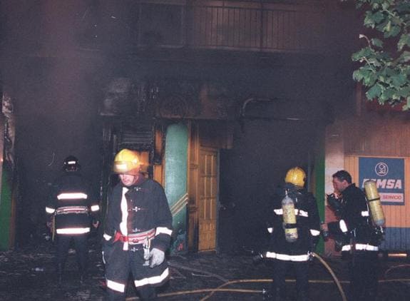 Los bomberos trabajan en la labores de extinción en la discoteca Siete Siete de Valladolid en la noche del fatído 6 de octubre de 1996.
