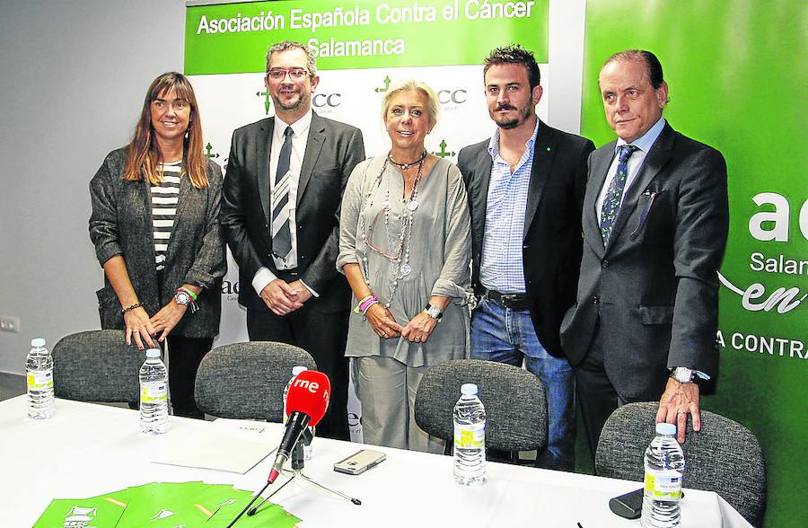 Los representantes de empresas patrocinadoras, Erguidazu, Ignacio García, Antonio Rollán y José Antonio Lobato posan antes de la presentación de la marcha junto a Inmaculada Rodríguez.