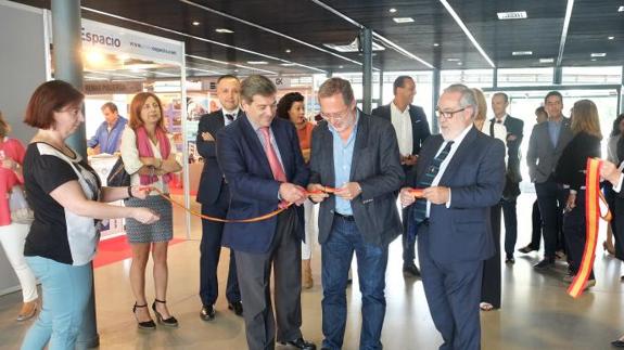 Manuel Saravia, entre Angel de las Heras y Juan Useros, inaugura la Feria. 