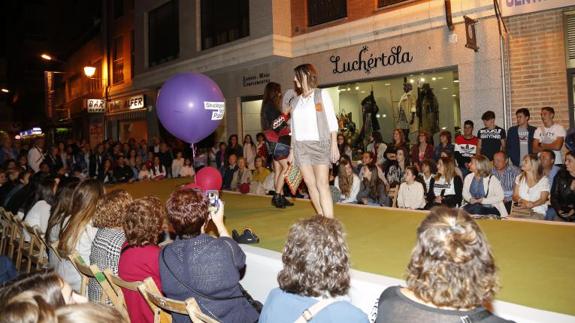 Dos modelos en la pasarela de Luchértola.