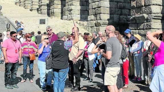Un grupo de turistas, el pasado verano, a los pies del Acueducto romano. 