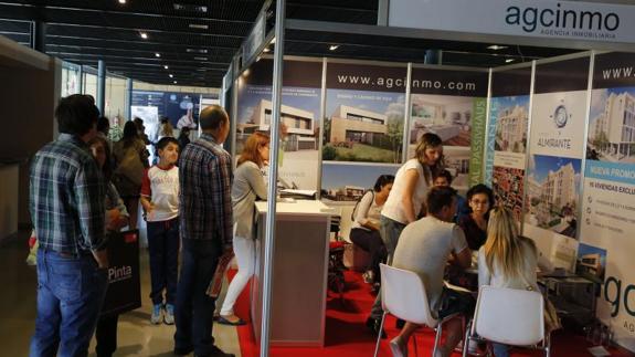 Asistentes a la feria inmobiliaria.