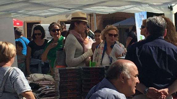 La infanta, este sábado, en el mercado artesano de la localidad segoviana. 