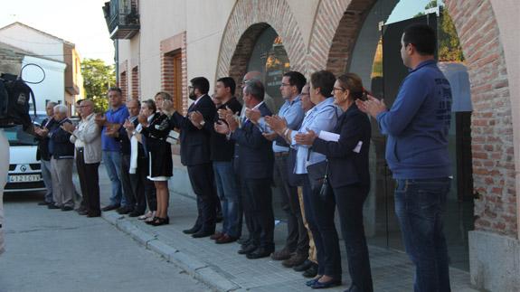 Autoridades aplauden tras el minuto de silencio. L