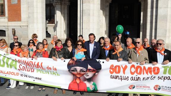 Manifestantes con el alcalde ante las puertas del Ayuntamiento.