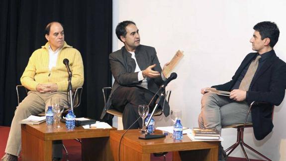Guillermo Rodríguez, en el centro, durante un acto en la Casa de la India. 