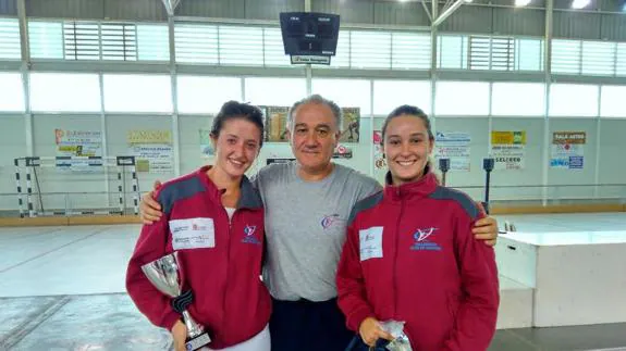 Naiara Moreno e Inés Martín junto a su entrenador. 