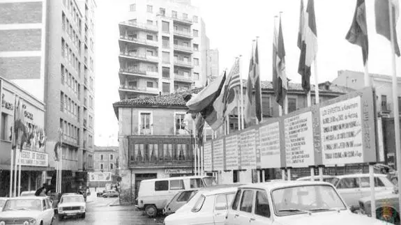El cine Coca acogió la proyección de 'Loca evasión', en 1975. Frente a la sala, grandes carteles anunciaban las películas de la vigésima edicicón de la Seminci.