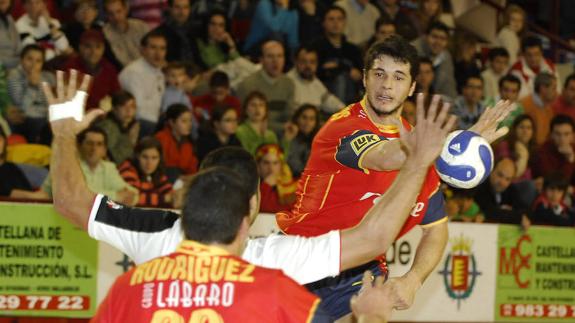 Alberto Entrerríos pasa un balón a Chema Rodríguez. 