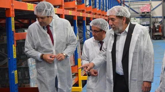 El delegado de la Junta en Zamora, Alberto Castro; el director gerente de Leche Gaza, José Luis Calvo, y el presidente de la cooperativa, Heliodoro Rodríguez, en las instalaciones de la fábrica en Zamora. 