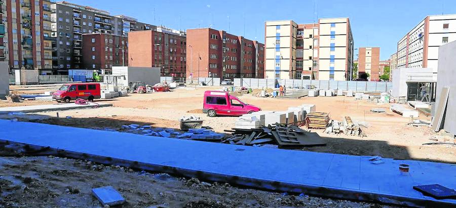 Vista panorámica de las obras que se ejecutan en el parque de Garrido con motivo de la construcción del aparcamiento subterráneo.