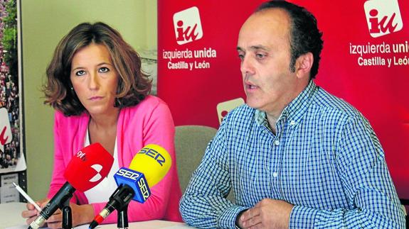 Ana Peñalosa y José Ángel Frías, ayer, en la sede segoviana de IU. 