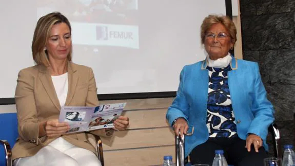 La consejera de Familia e Igualdad de Oportunidades, Alicia García (izquierda), junto a la presidenta de Femur, Juana Borrego. M. Rico