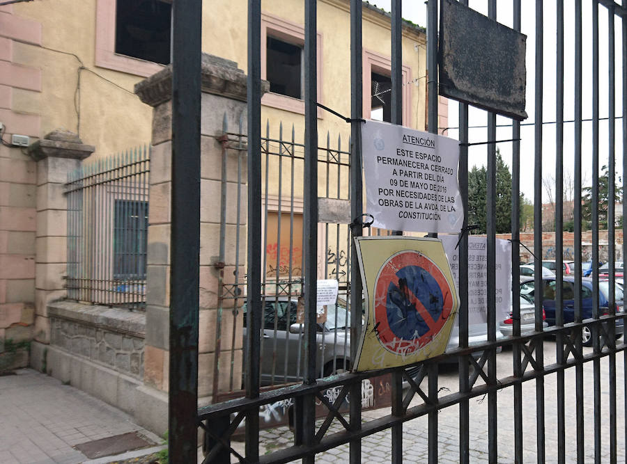 El aparcamiento del antiguo Regimiento permanece cerrado desde el inicio de las obras de la avenida de la Constitución. 