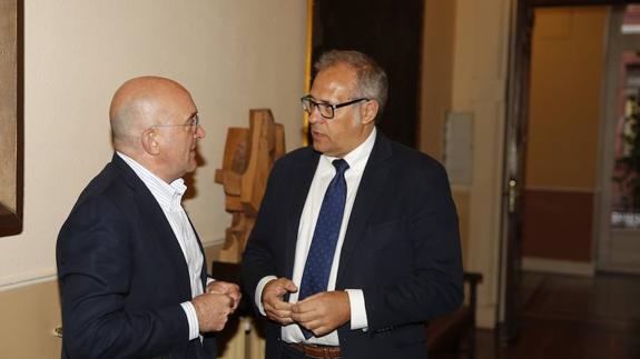 El presidente de la Diputación, Jesús Julio Carnero, conversa con el presidente del PP municipal, José Antonio Martínez Bermejo, antes del pleno en el Ayuntamiento de la capital.