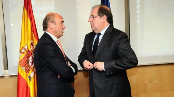 El ministro Luis de Guindos y Juan Vicente Herrera, en la reunión que han mantenido en Madrid. 