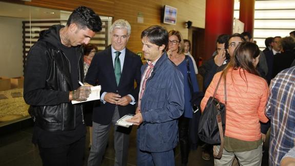 Josef Ajram firma autógrafos antes de la conferencia.