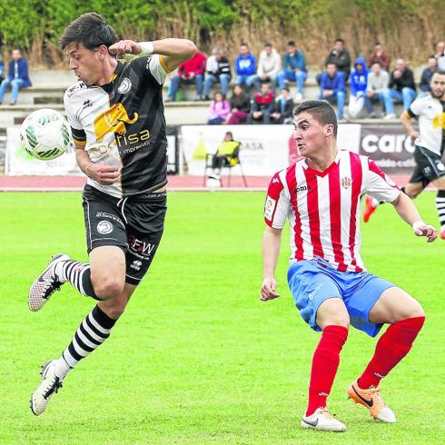 Oskar Martín se lleva de espuela un balón ante un rival del Atlético Bembibre.