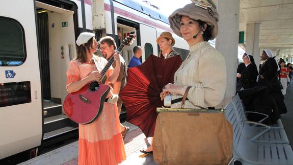 Las actrices Álida Jiménez y Sonsoles Novo (Guiomar), antes de la salida del tren de Machado en Chamartín.Antonio Tanarro