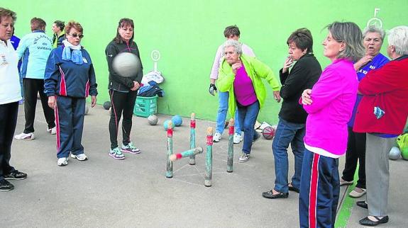 Partido de bolos femenino en Monzón de Campos. :: 