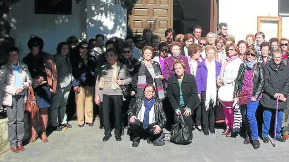 Las asistentes al encuentro posan en la entrada de la iglesia de la Asunción de Tordillos. 