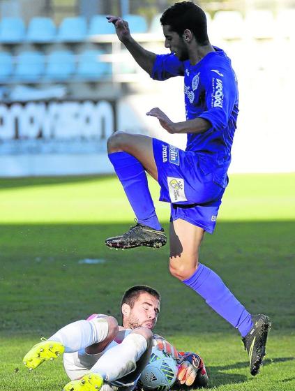 Javi Díaz atrapa un balón ante un rival del Cristo Atlético.