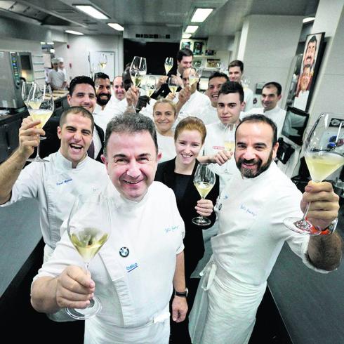 Martín Berasategui brinda junto a parte de su equipo en la cocina del restaurante de Lasarte galardonado por Trip Advisor como el mejor del mundo.