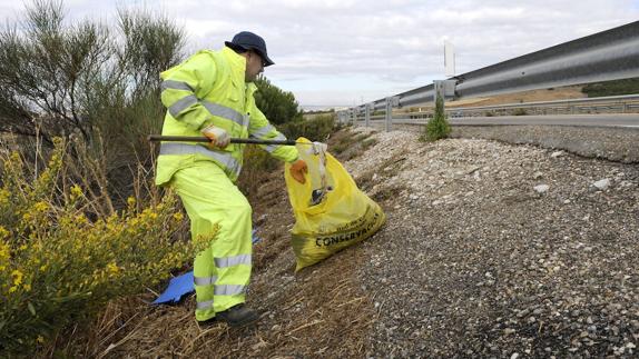 308 kilos de basura se recogen cada día de cunetas y medianas