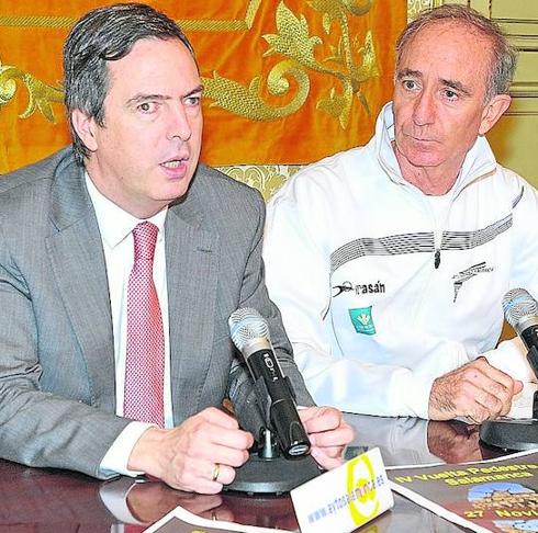 El concejal Enrique Sánchez-Guijo y el presidente del Caja Rural Atlético Salamanca, Florencio Isidro, ayer. 