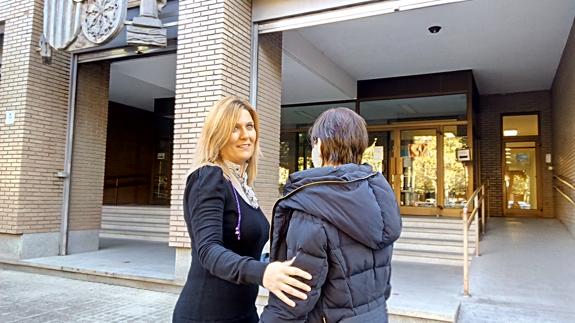 La mujer agredida, de espaldas, junto a su abogada ante los juzgados de Ponferrada.