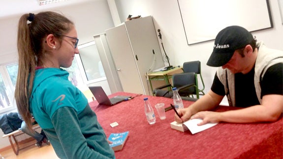 'Blue Jeans' firma un libro a una de sus lectoras. F.G. MURIEL