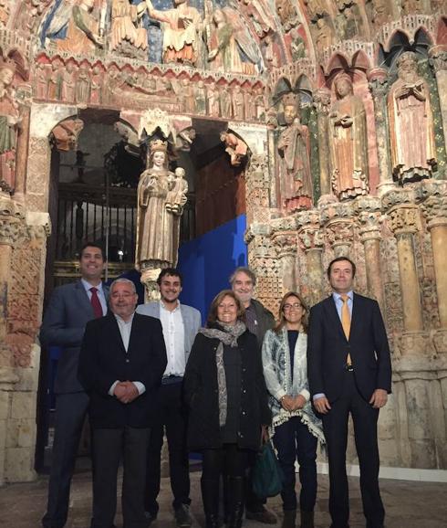 El matrimonio madrileño, en el centro, junto al delegado territorial de la Junta, Alberto Castro; el secretario general de la Fundación Las Edades del Hombre, Gonzalo Jiménez; el alcalde de Toro, Tomás del Bien; la presidenta de la Diputación, Mayte Martín Pozo, y el director general de Turismo, Javier Ramírez. 