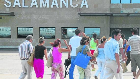 Varios pasajeros se dirgen a la terminal del aeropuerto salmantino. 