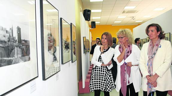 La consejera de Cultura y Turismo, María José García Cirac (derecha), junto a la comisaria de la exposición y la alcaldesa de Abades. 